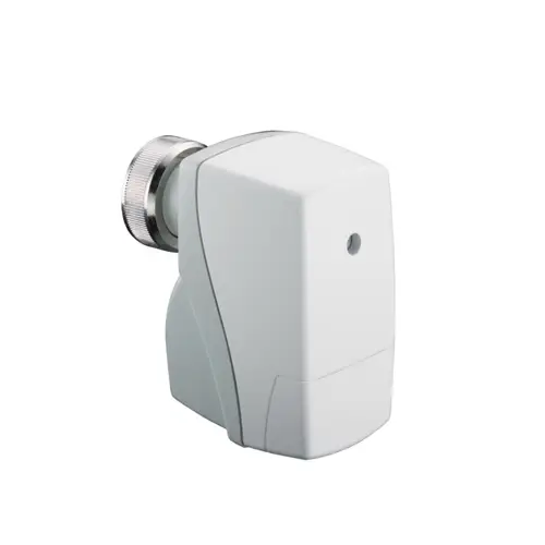 Weißer Stellantrieb mit kompaktem Design und verchromtem Regelknopf, geeignet für die Raumtemperaturregelung in Heizsystemen.
